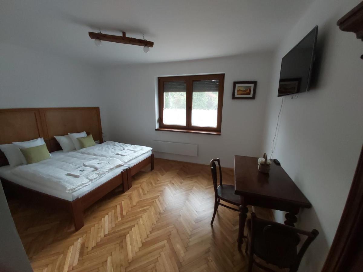 Bed and Breakfast Mamutfenyo Panzio Тата Екстер'єр фото
