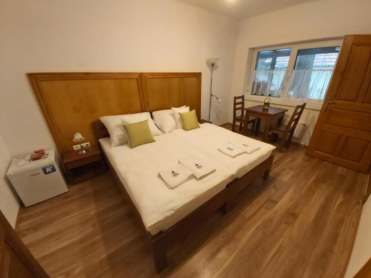 Bed and Breakfast Mamutfenyo Panzio Тата Екстер'єр фото