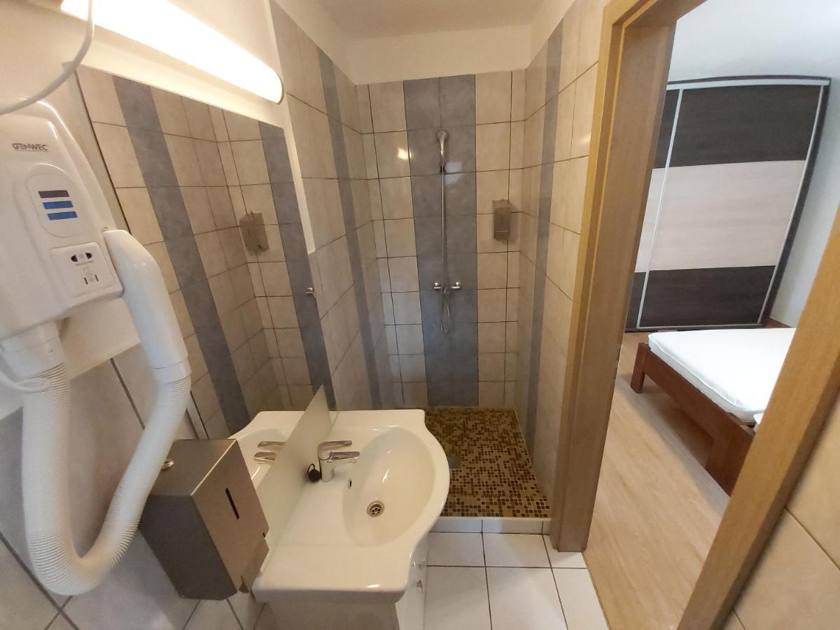 Bed and Breakfast Mamutfenyo Panzio Тата Екстер'єр фото