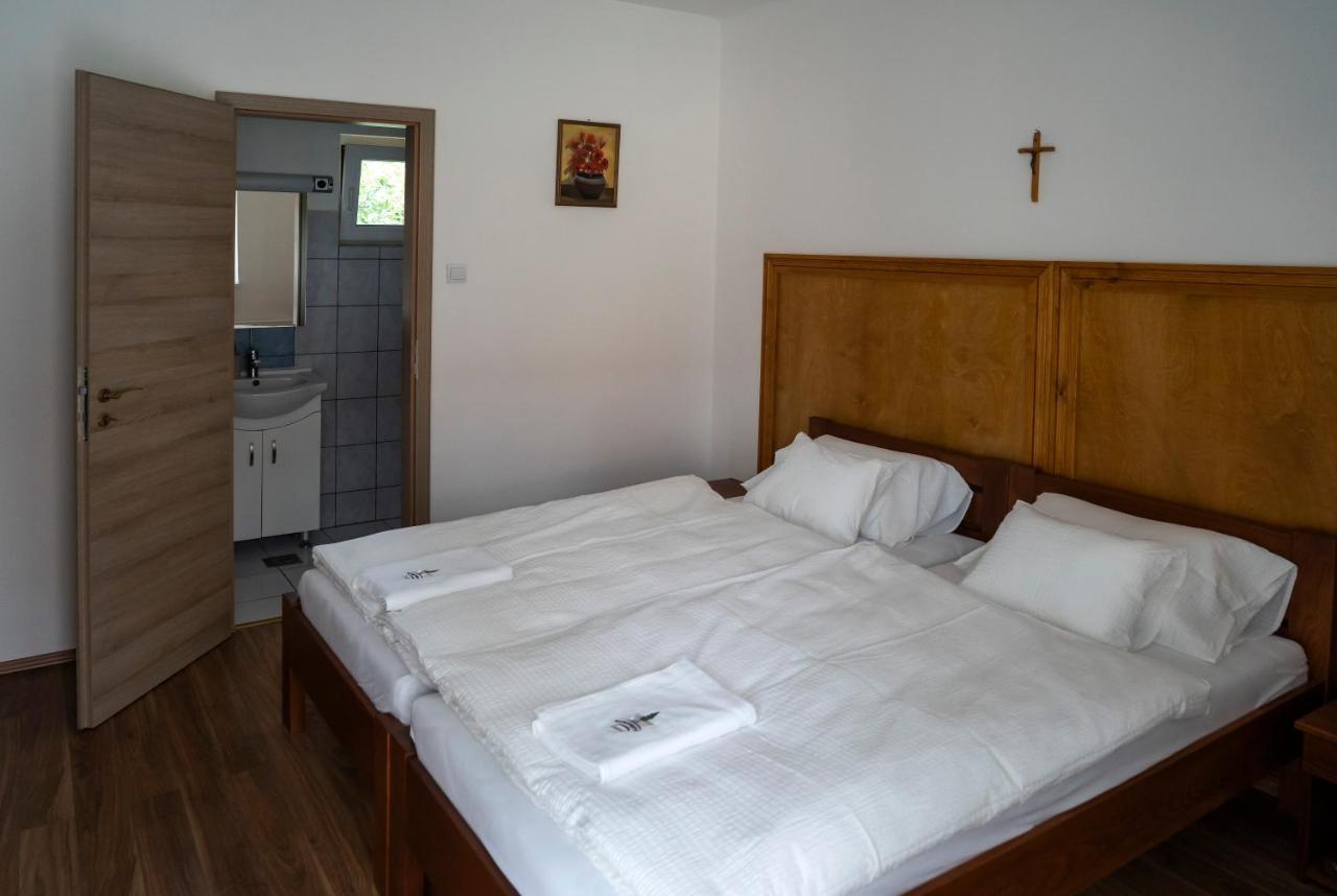 Bed and Breakfast Mamutfenyo Panzio Тата Екстер'єр фото