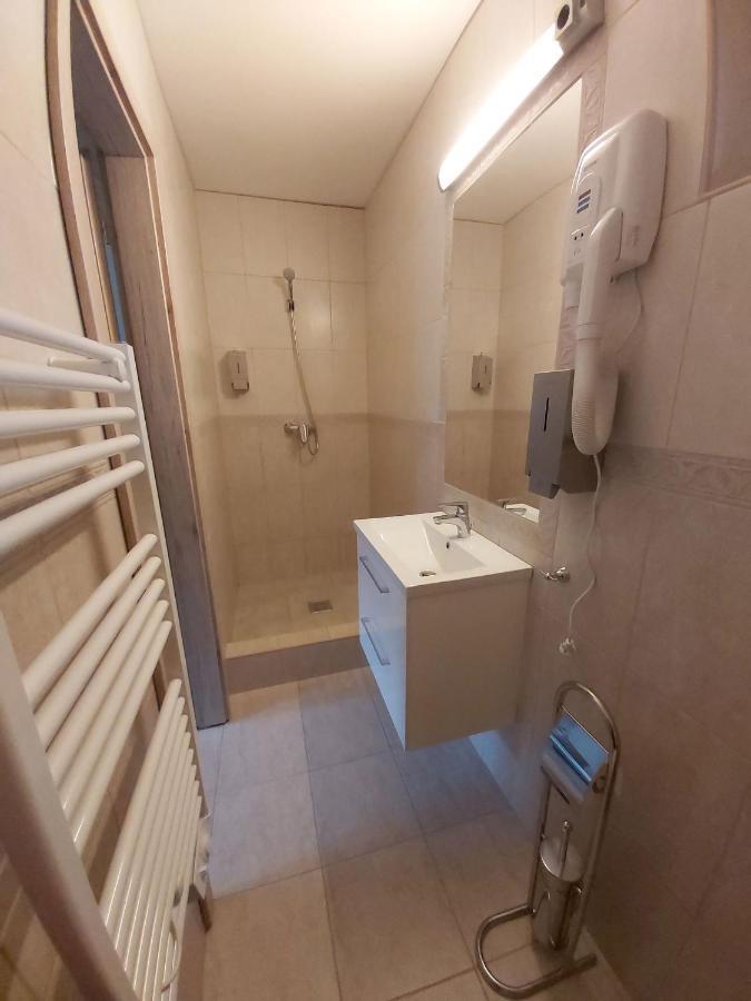 Bed and Breakfast Mamutfenyo Panzio Тата Екстер'єр фото