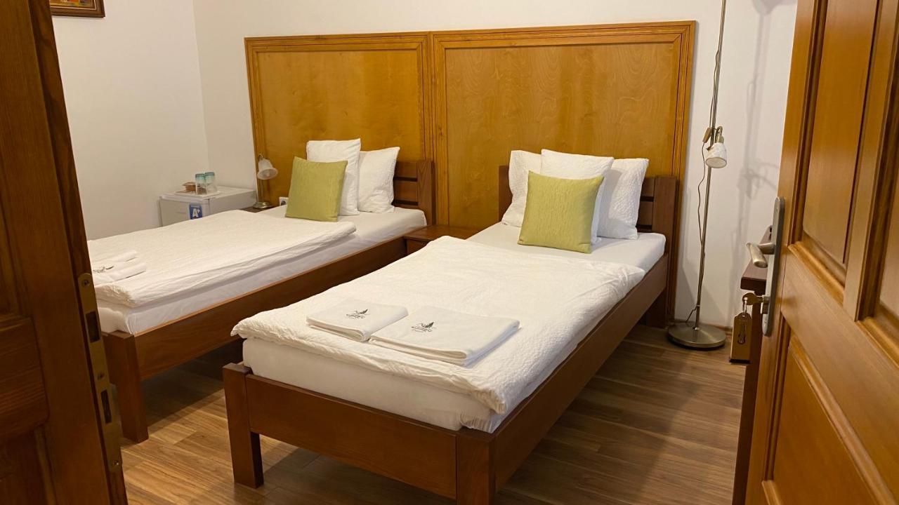 Bed and Breakfast Mamutfenyo Panzio Тата Екстер'єр фото