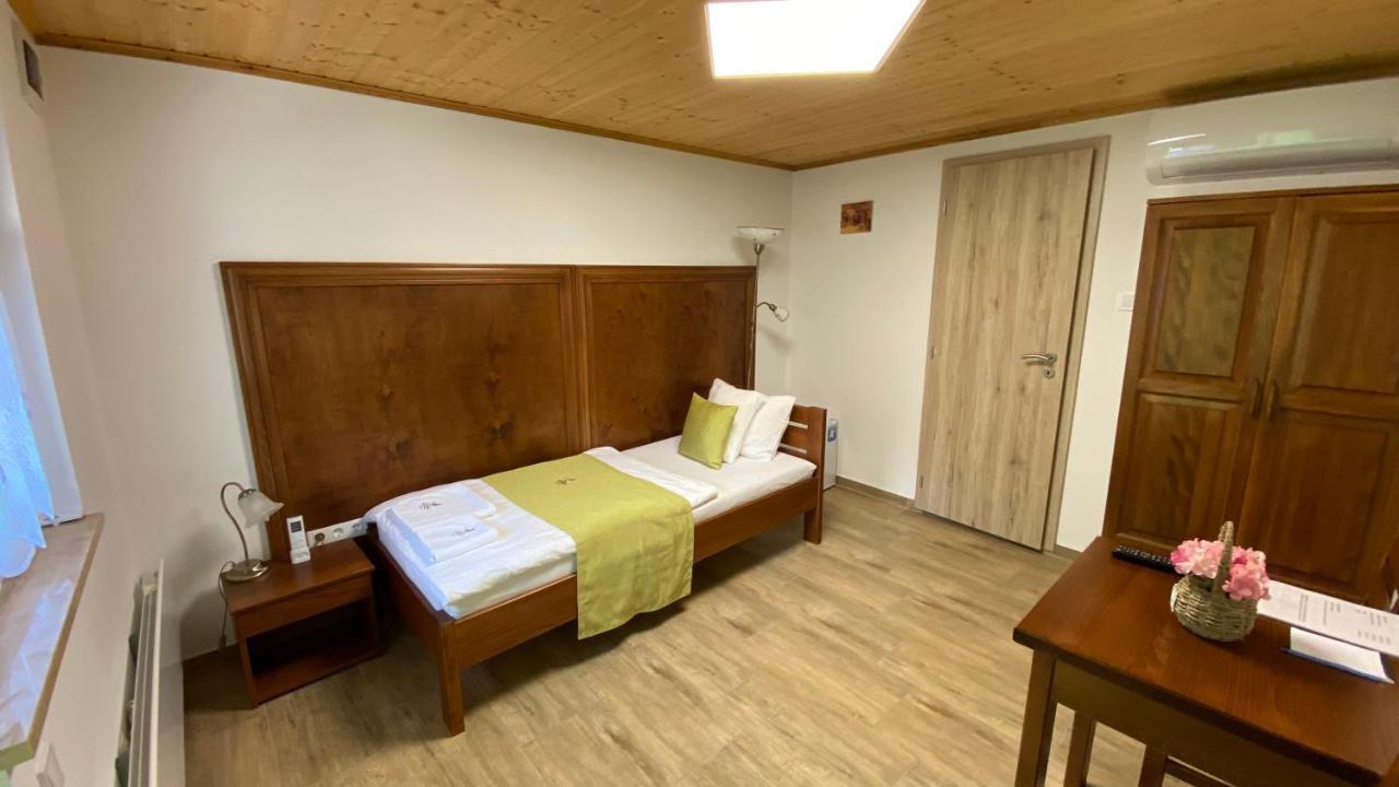 Bed and Breakfast Mamutfenyo Panzio Тата Екстер'єр фото