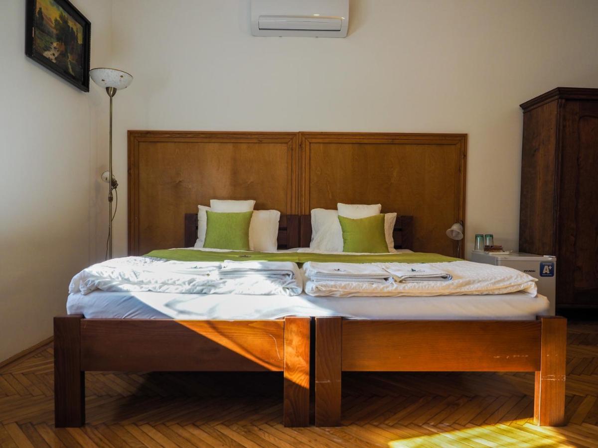 Bed and Breakfast Mamutfenyo Panzio Тата Екстер'єр фото