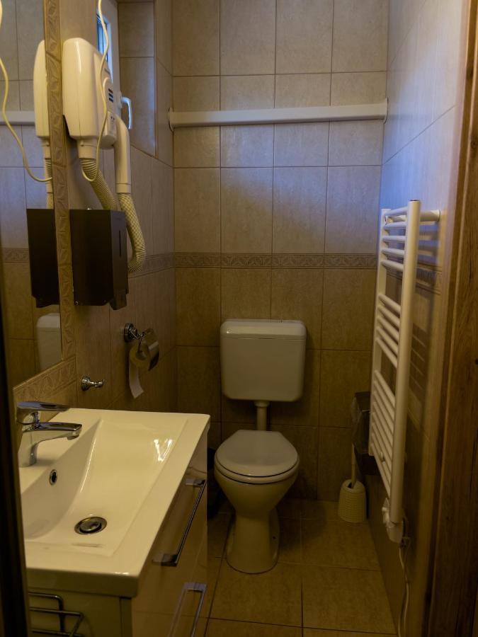 Bed and Breakfast Mamutfenyo Panzio Тата Екстер'єр фото