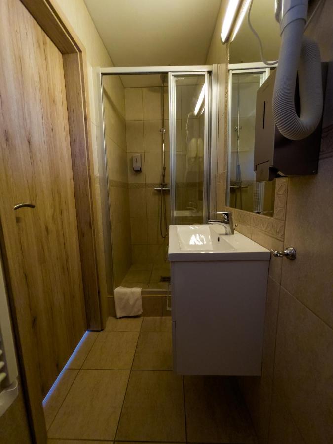 Bed and Breakfast Mamutfenyo Panzio Тата Екстер'єр фото