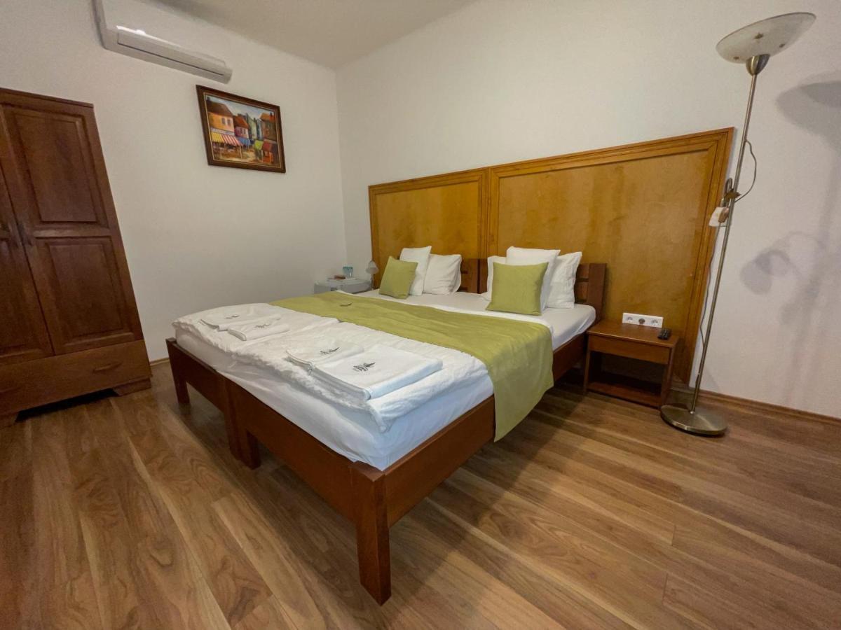 Bed and Breakfast Mamutfenyo Panzio Тата Екстер'єр фото