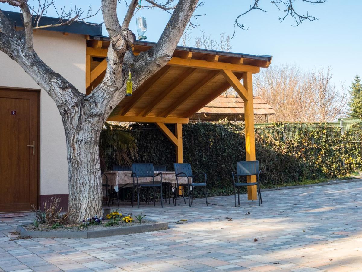 Bed and Breakfast Mamutfenyo Panzio Тата Екстер'єр фото