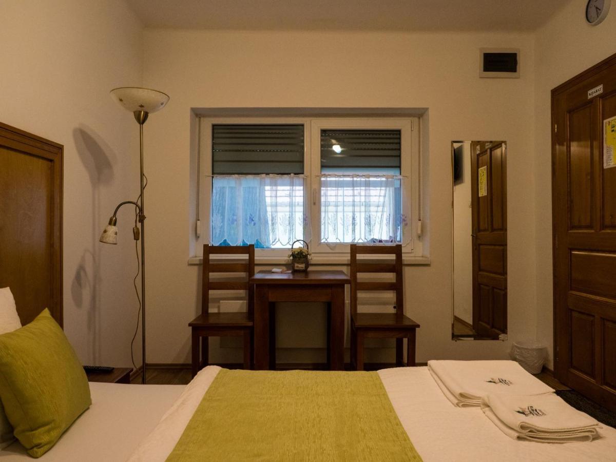 Bed and Breakfast Mamutfenyo Panzio Тата Екстер'єр фото